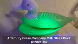 Atterbury-Glass-Company-Milk-Glass-Duck-Trinket-Box-second-image-1