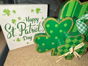 Happy-St.-Patricks-Day-Wooden-Sign-with-Glitter-Shamrocks
