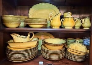 Metlox-Pottery-Poppy-Trail-La-Mancha-Gold-Dinnerware-Set