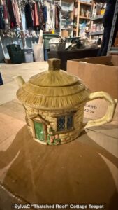 SylvaC-Thatched-Roof-Cottage-Teapot
