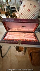 Vintage-Embossed-Jewelry-Casket-second-image