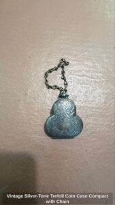 Vintage-Silver-Tone-Trefoil-Coin-Case-Compact-with-Chain