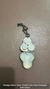 Vintage-Silver-Tone-Trefoil-Coin-Case-Compact-with-Chain-second-image