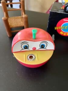 Vintage-_Yone_-mechanical-tin-litho-apple-coin-bank-with-wind-up-mechanism