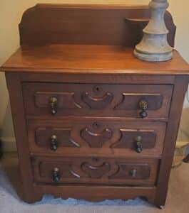 Victorian-Walnut-Chest-of-Drawers-with-Serpentine-Drawer-Fronts