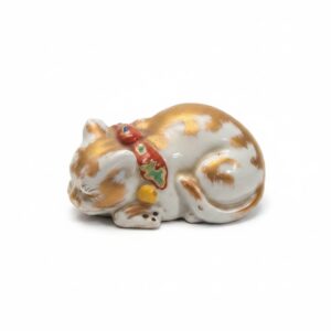 Vintage-Kutani-Porcelain-Sleeping-Cat-Figurine