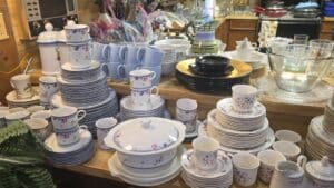 Oneida-Blue-Lattice-Floral-Pattern-Porcelain-Dinnerware-Set