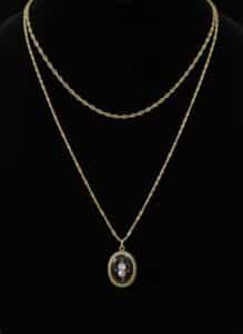 Vintage-Goldette-NY-Gold-Tone-Black-Rose-Pendant-Strand-Long-Necklace