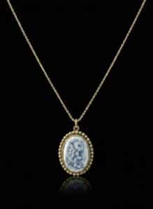 Vintage-Porcelain-Floral-Pendant-Necklace-with-Gold-Tone-Rope-Chain