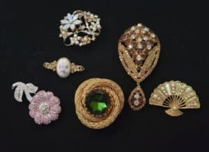 Collection-of-Six-Vintage-Costume-Jewelry-Brooches-1