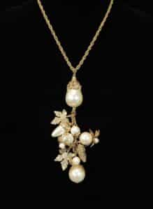 Vintage-Faux-Pearl-and-Gold-Tone-Acorn-and-Leaf-Cluster-Necklace-1