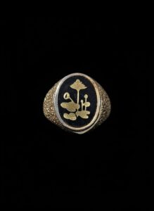 Vintage-k-Yellow-Gold-Black-Onyx-Eagle-Ring-with-Bark-Textured-Band-1
