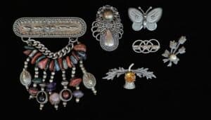 Vintage-Costume-Jewelry-Brooch-Assortment
