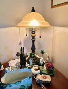 Vintage-Frosted-Glass-Table-Lamp-with-Ornate-Base