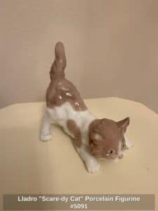 Lladro-Scare-dy-Cat-Porcelain-Figurine-