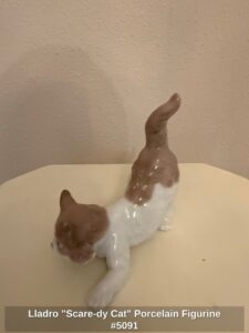 Lladro-Scare-dy-Cat-Porcelain-Figurine-second-image