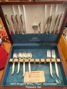 Rogers-Bros.-Flair-Silverplate-Flatware-Set