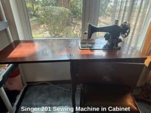 Singer-Sewing-Machine-in-Cabinet-1