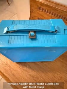 Vintage-Aladdin-Blue-Plastic-Lunch-Box-with-Metal-Clasp