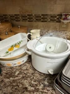 Assorted-Kitchenware-Collection-with-Hamilton-Beach-Slow-Cooker-and-Pyrex-Bakeware-fifth-image