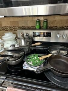 Assorted-Kitchenware-Collection-with-Hamilton-Beach-Slow-Cooker-and-Pyrex-Bakeware-second-image