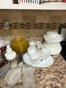 Assorted-Kitchenware-Collection-with-Hamilton-Beach-Slow-Cooker-and-Pyrex-Bakeware-third-image