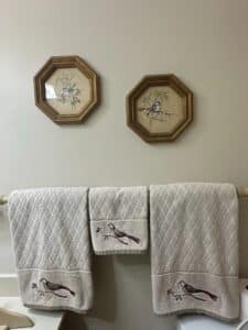 Avanti-Linens-Gilded-Birds-Embroidered-Towel-Set-and-Octagonal-Wall-Art