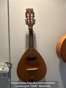 Dolnoslaska-Fabryka-Instrumentow-Lutniczych-Defil-Mandolin