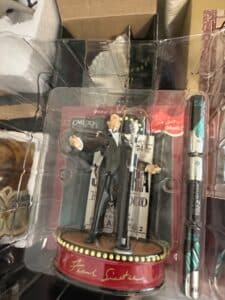 Frank-Sinatra-Ol-Blue-Eyes-Musical-Figurine-by-Carlton-Cards