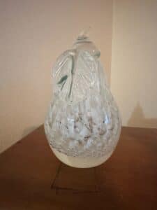 Murano-Glass-Pear-Sculpture-with-Controlled-Bubbles-and-White-Swirls