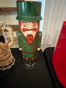 Nutcracker-Themed-Hot-Fudge-Pretzel-Clusters-Tin