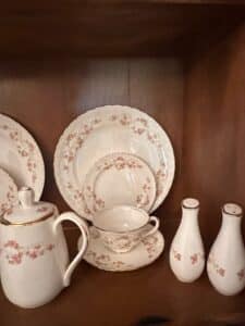 Pope-Gosser-China-Florence-Pattern-Dinnerware-Set-second-image