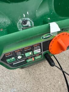 Scotts-EdgeGuard-Spreader-third-image