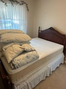 Traditional-Cherry-Wood-Queen-Bed-Frame-with-Headboard