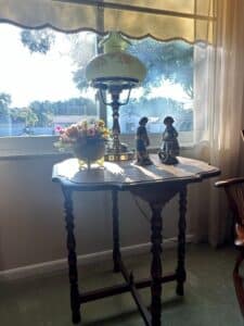 Victorian-Style-Parlor-Lamp-with-Floral-Frosted-Glass-Shade-and-Pedestal-Side-Table