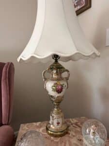Vintage-Capodimonte-Style-Porcelain-Urn-Table-Lamp-with-Floral-Motif