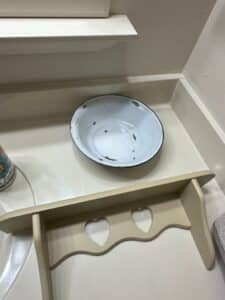 Vintage-Enamelware-Bowl-and-Decorative-Heart-Cutout-Shelf