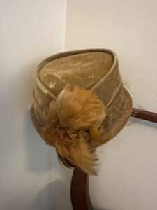 Vintage-Ladies-Velvet-Hat-with-Feather-and-Veil