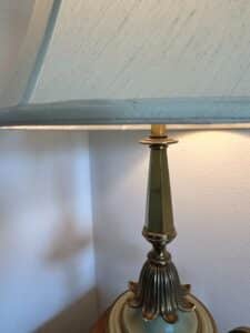 Vintage-Stiffel-Hollywood-Regency-Brass-and-Ceramic-Table-Lamp-fourth-image