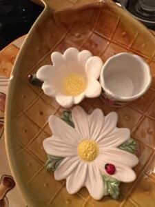 Ceramic-Daisy-Shaped-Serving-Dish-with-Ladybug-Accents