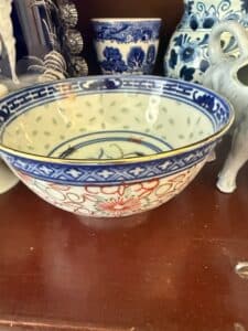 Chinese-Export-Porcelain-Rice-Grain-Pattern-Bowl-with-Red-Floral-and-Greek-Key-Motifs