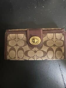 Coach-Signature-C-Monogram-Turnlock-Wallet-second-image
