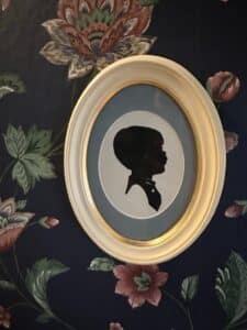 Oval-Silhouette-Portrait-Frame-with-Childs-Profile