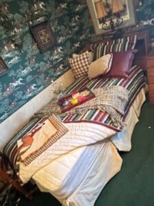 Rustic-Lodge-Themed-Bedroom-Set