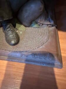 The-Melodist-Clark-Figurine-second-image