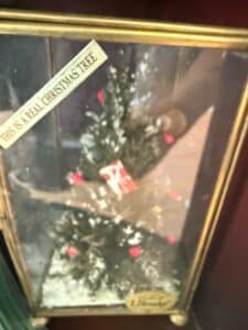 Thomas-Kinkade-This-is-a-Real-Christmas-Tree-Display