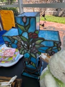 Tiffany-Style-Stained-Glass-Cross-Accent-Lamp