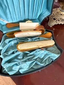 Vintage-Bakelite-Shoe-Horn-Set-with-Case
