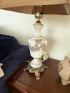 Vintage-Frosted-Glass-Table-Lamp-with-Gold-Floral-Motif-and-Ornate-Brass-Base