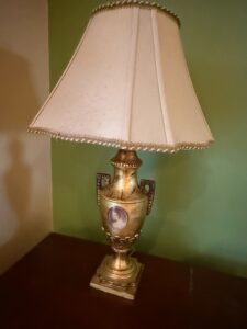 Vintage-Porcelain-Portrait-Urn-Table-Lamp